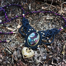 Charger l&#39;image dans la galerie, Collier Eudialyte &amp; Scarabée
