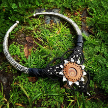 Charger l&#39;image dans la galerie, Torque laiton argenté Pignon Ammonite
